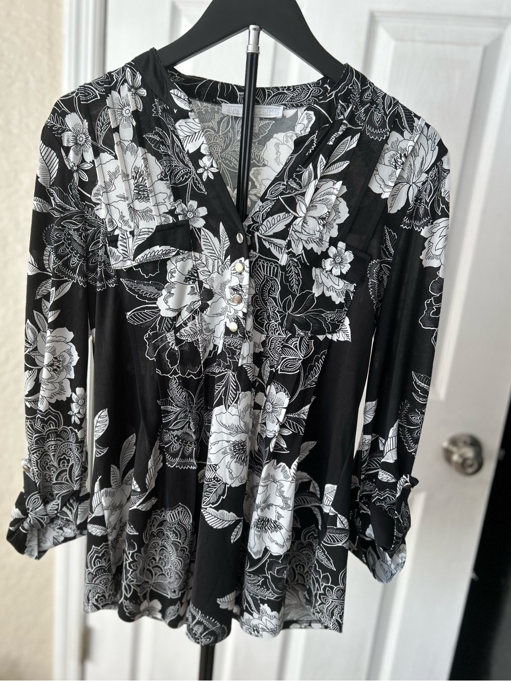 Juniper + Lime Black & White Floral Roll-Tab Tunic Blouse - Size S